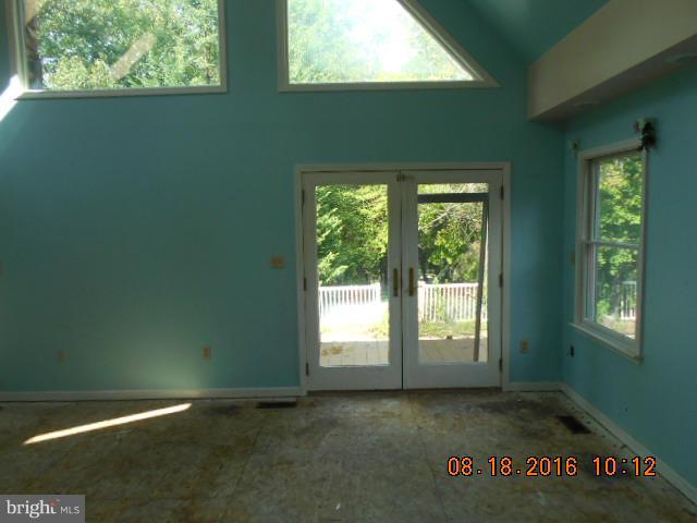 318 Greyhound Road Baltimore, MD 21221 - Photo 11 of 19 Living Room
