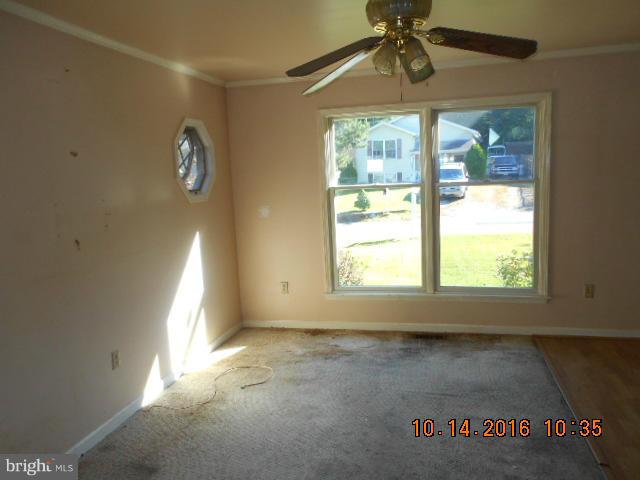 318 Greyhound Road Baltimore, MD 21221 - Photo 14 of 19 Living Room