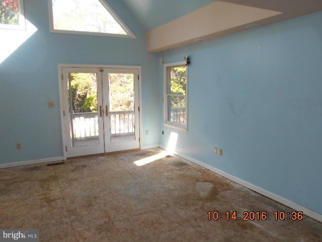 318 Greyhound Road Baltimore, MD 21221 - Photo 10 of 19 Living Room