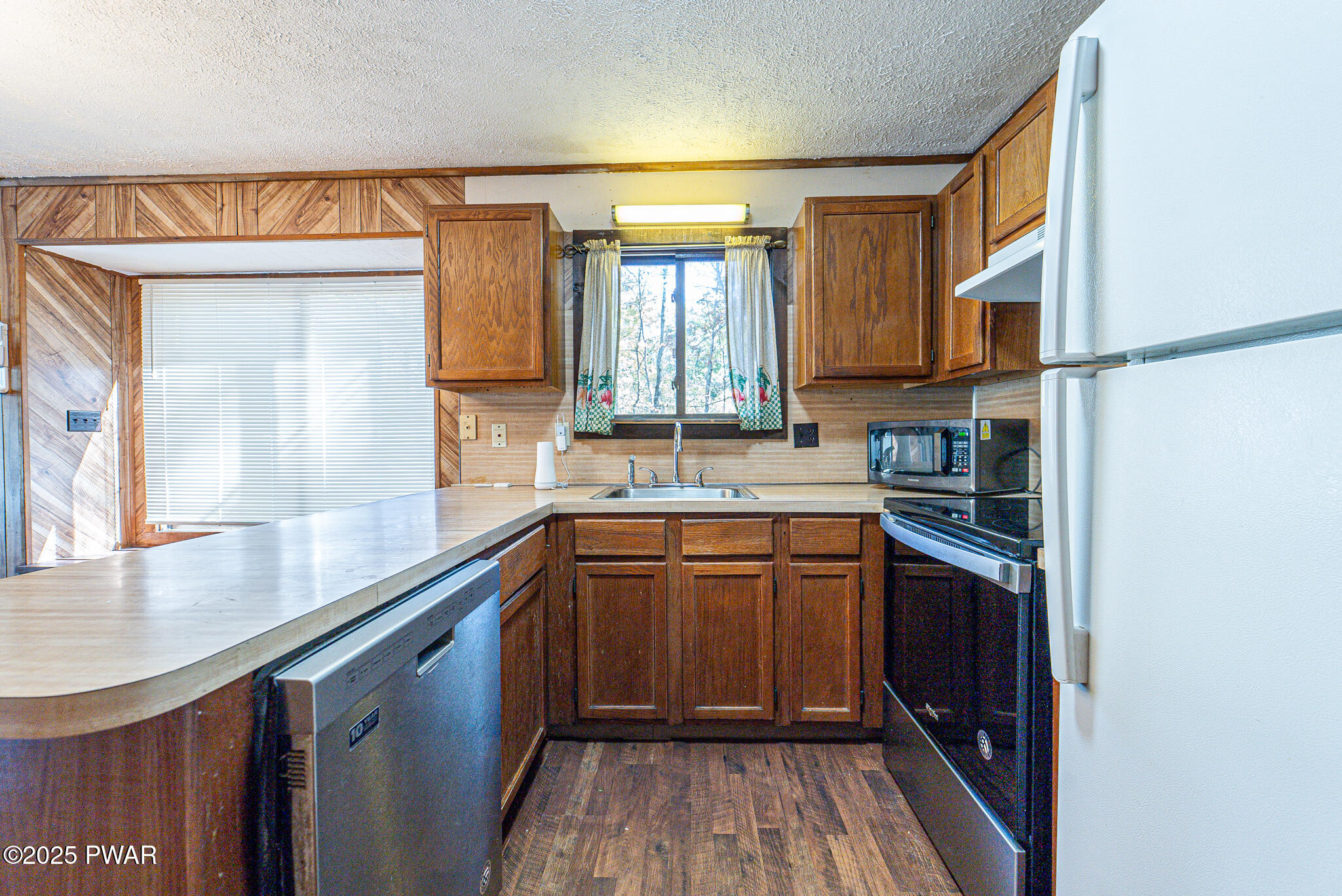 1562 Oak Lane Bushkill, PA 18324 - Photo 9 of 32
