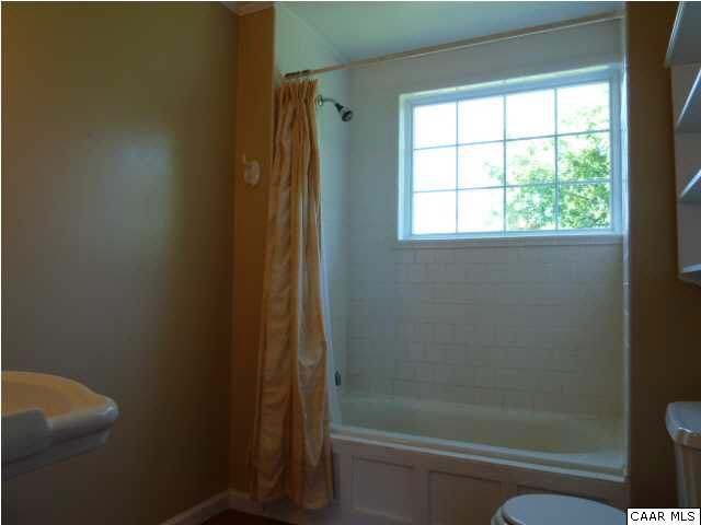 803 Valley View Road Ruckersville, VA 22968 - Photo 16 of 21 a bathroom with a bathtub
