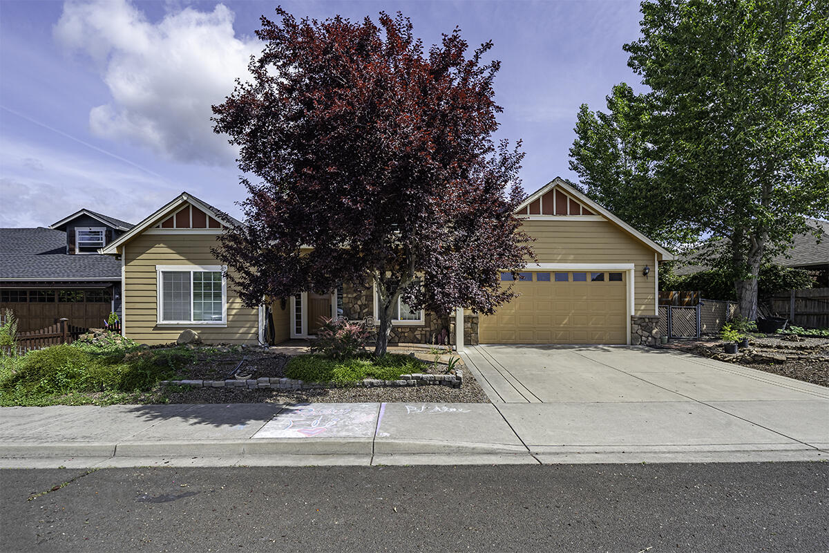 176 Echo Way Eagle Point, OR 97524 - Photo 1 of 26 DSC01323-HDR-Edit