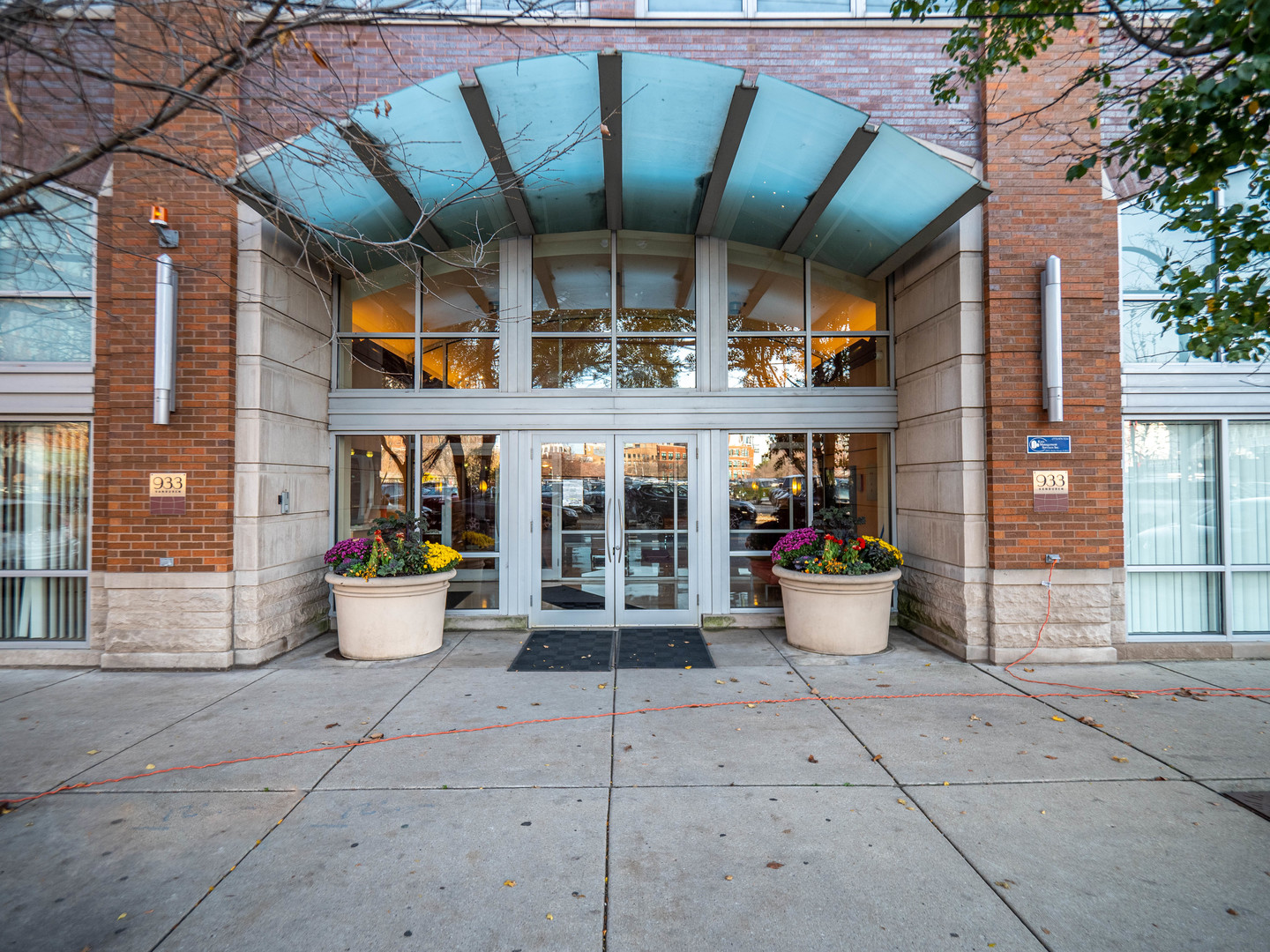 933 West Van Buren Street, Unit 708 Chicago, IL 60607 - Photo 2 of 23 a view of a building with sitting area