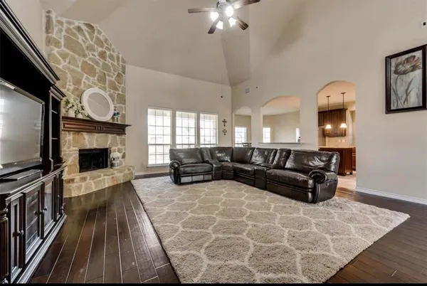 $3,500 | 308 Wisteria Way, Red Oak, TX 75154