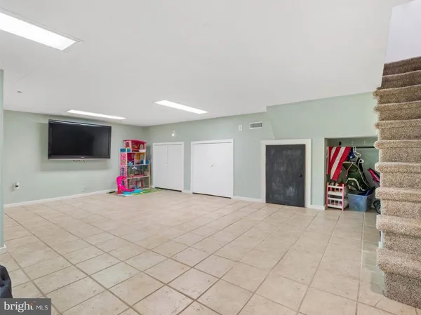 a view of a livingroom with entryway and ceiling fan