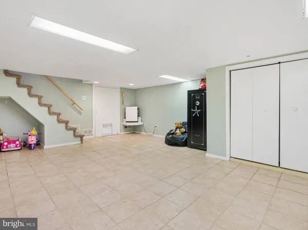 a view of a livingroom with closet