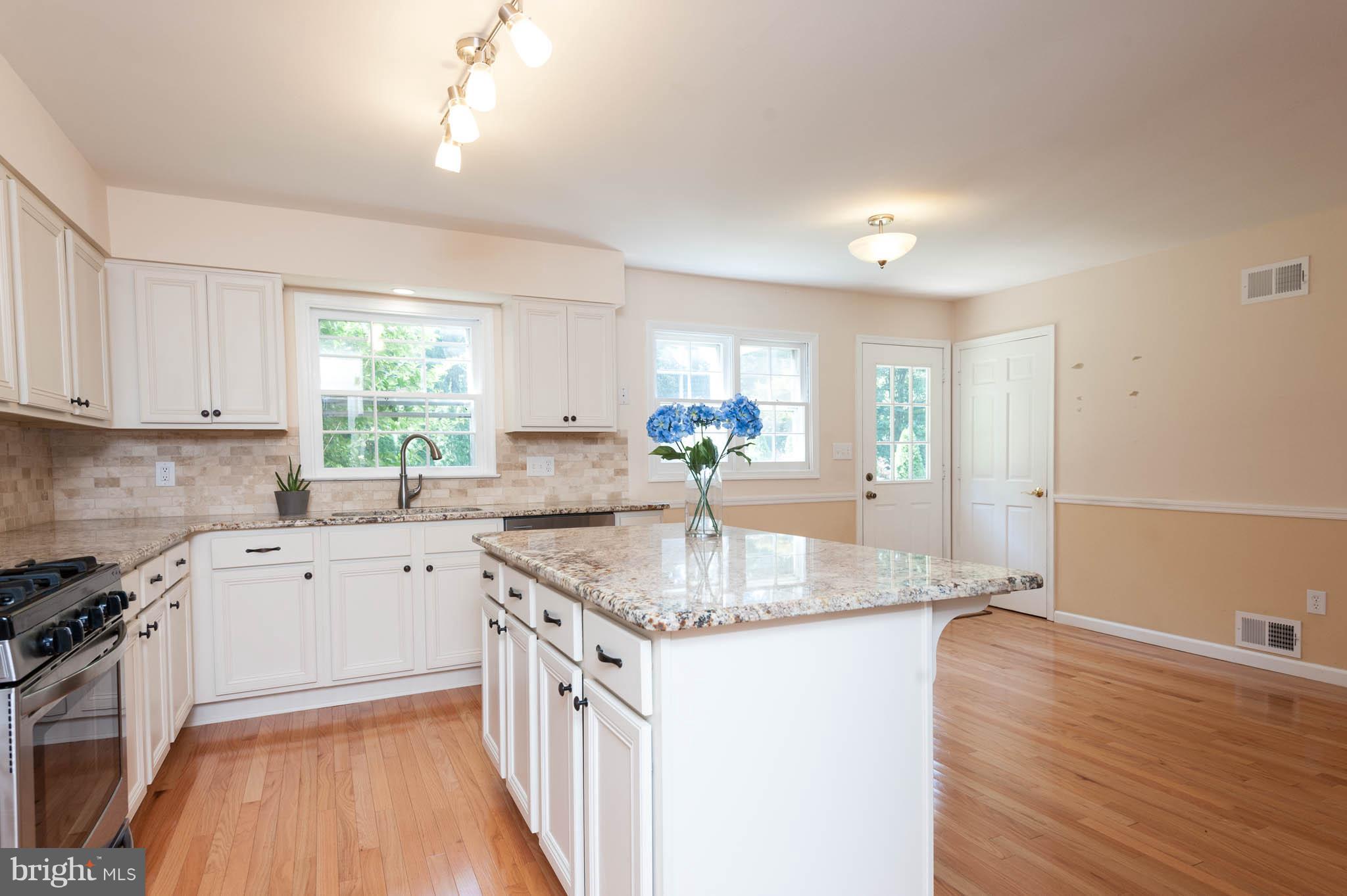 1656 Comanche Road Arnold, MD 21012 - Photo 9 of 30 Counter eating space as well as table space.