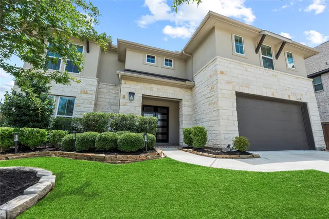 a view of a front of house with a yard