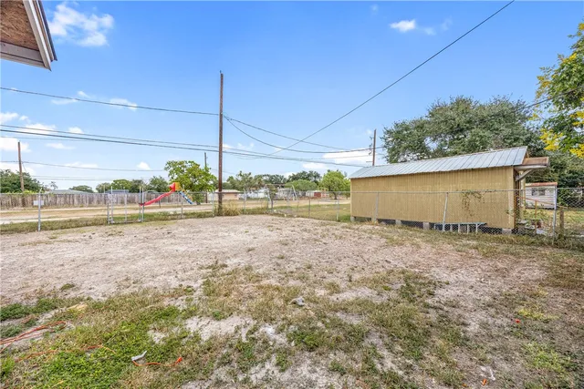 a view of a backyard