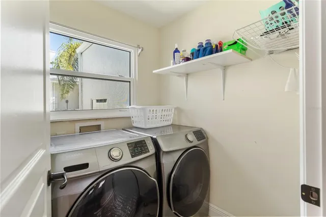 $995,000 | 1521 Siesta Drive, Sarasota, FL 34239