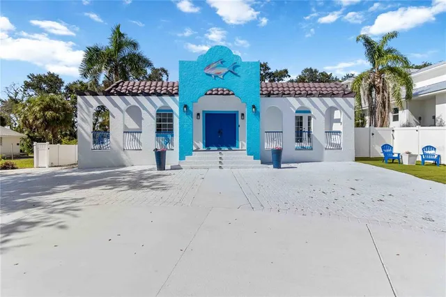 $995,000 | 1521 Siesta Drive, Sarasota, FL 34239