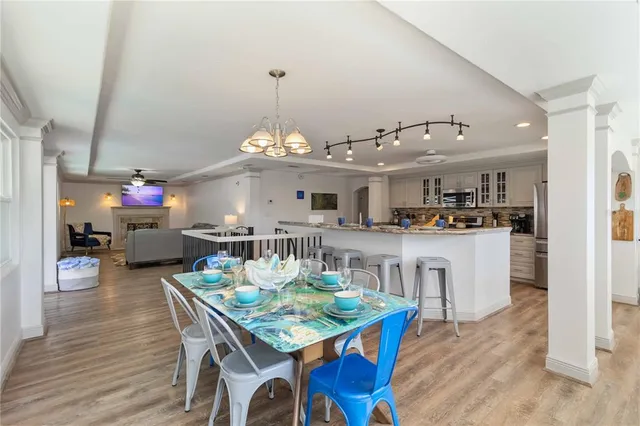 $995,000 | 1521 Siesta Drive, Sarasota, FL 34239