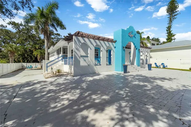 $995,000 | 1521 Siesta Drive, Sarasota, FL 34239