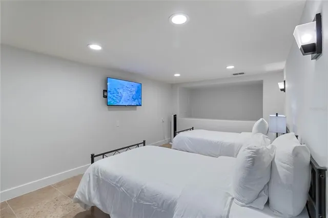 $995,000 | 1521 Siesta Drive, Sarasota, FL 34239