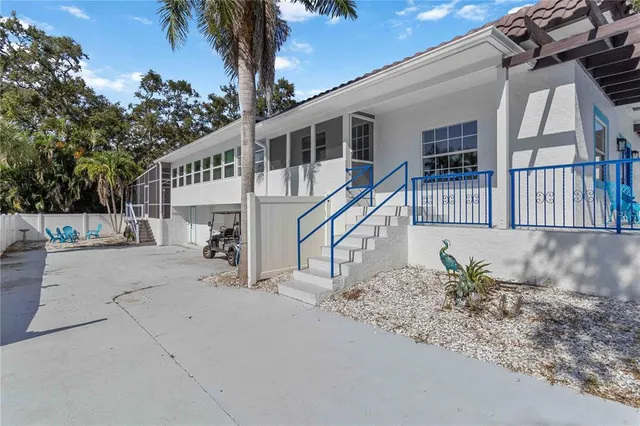 $995,000 | 1521 Siesta Drive, Sarasota, FL 34239
