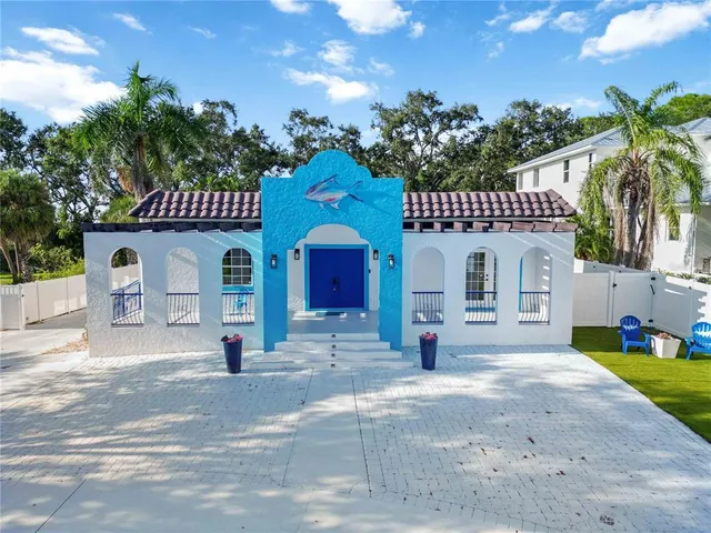 $995,000 | 1521 Siesta Drive, Sarasota, FL 34239