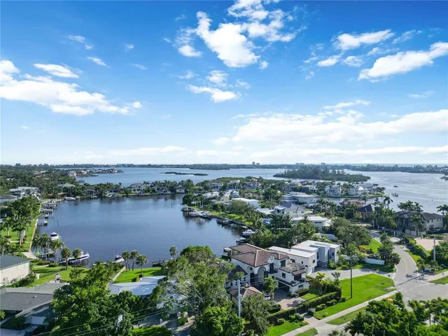 $995,000 | 1521 Siesta Drive, Sarasota, FL 34239