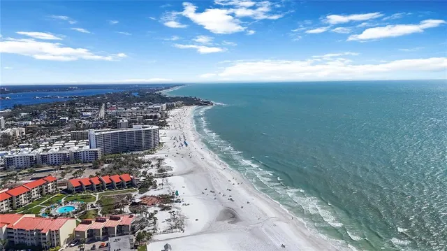 $995,000 | 1521 Siesta Drive, Sarasota, FL 34239