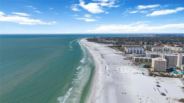 $995,000 | 1521 Siesta Drive, Sarasota, FL 34239