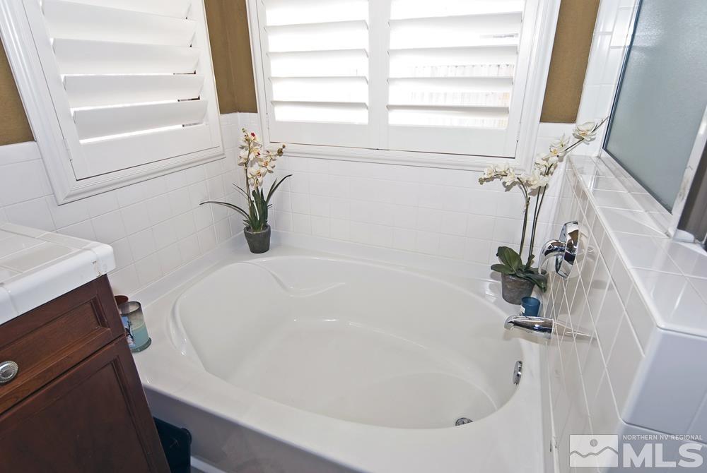 1795 Arrow Wood Court Reno, NV 89521 - Photo 24 of 40 a bathroom with a bathtub
