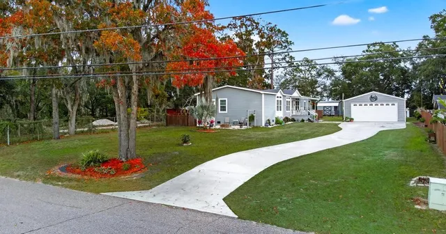 a view of a house with backyard