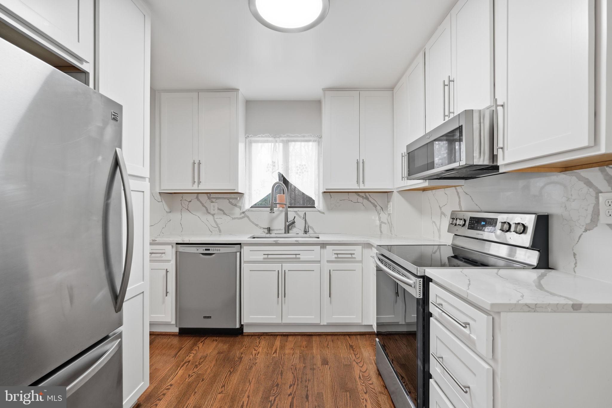 11825 Coopers Court Reston, VA 20191 - Photo 11 of 35 Kitchen with Appliances