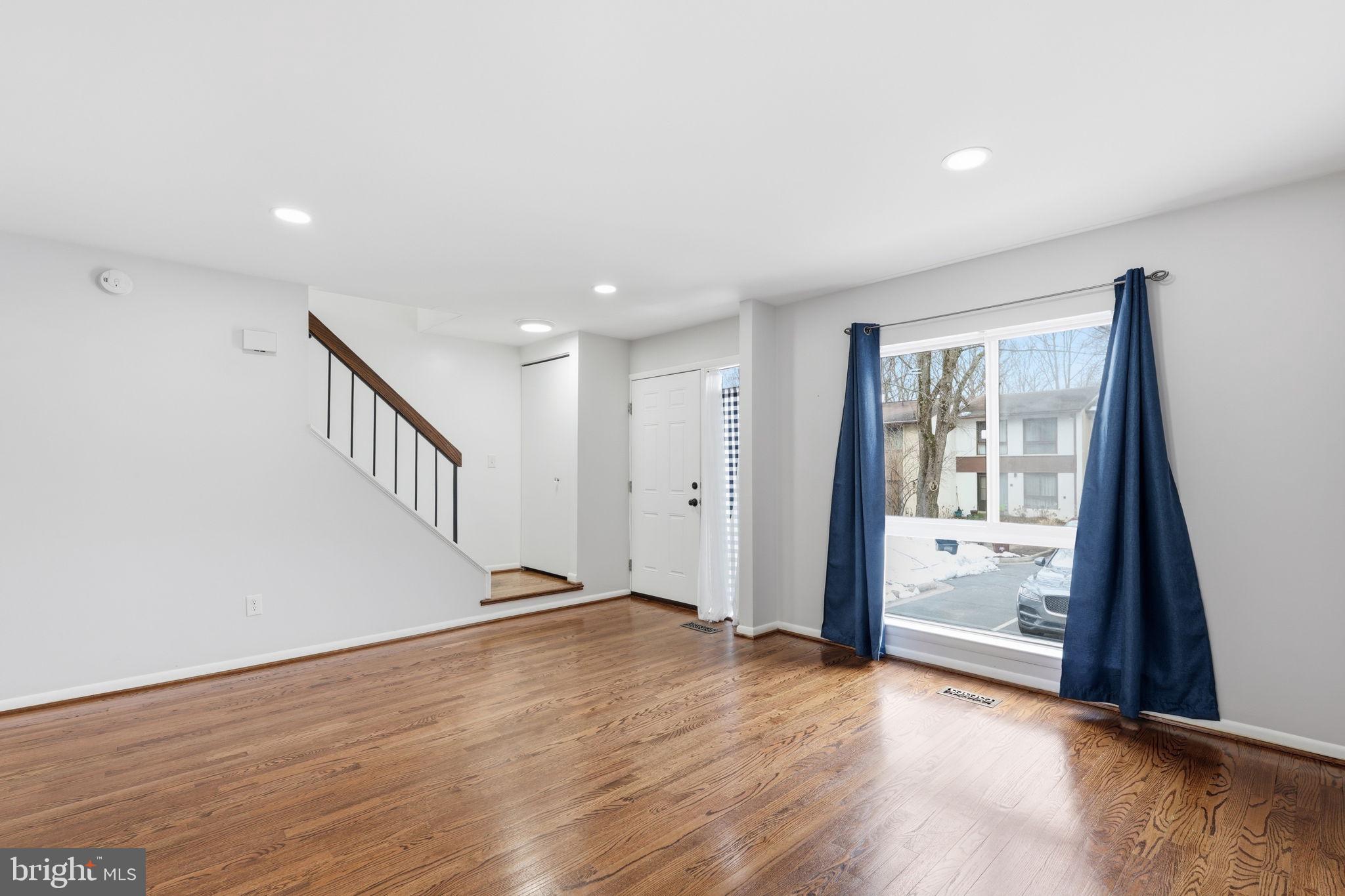 11825 Coopers Court Reston, VA 20191 - Photo 5 of 35 Living Room