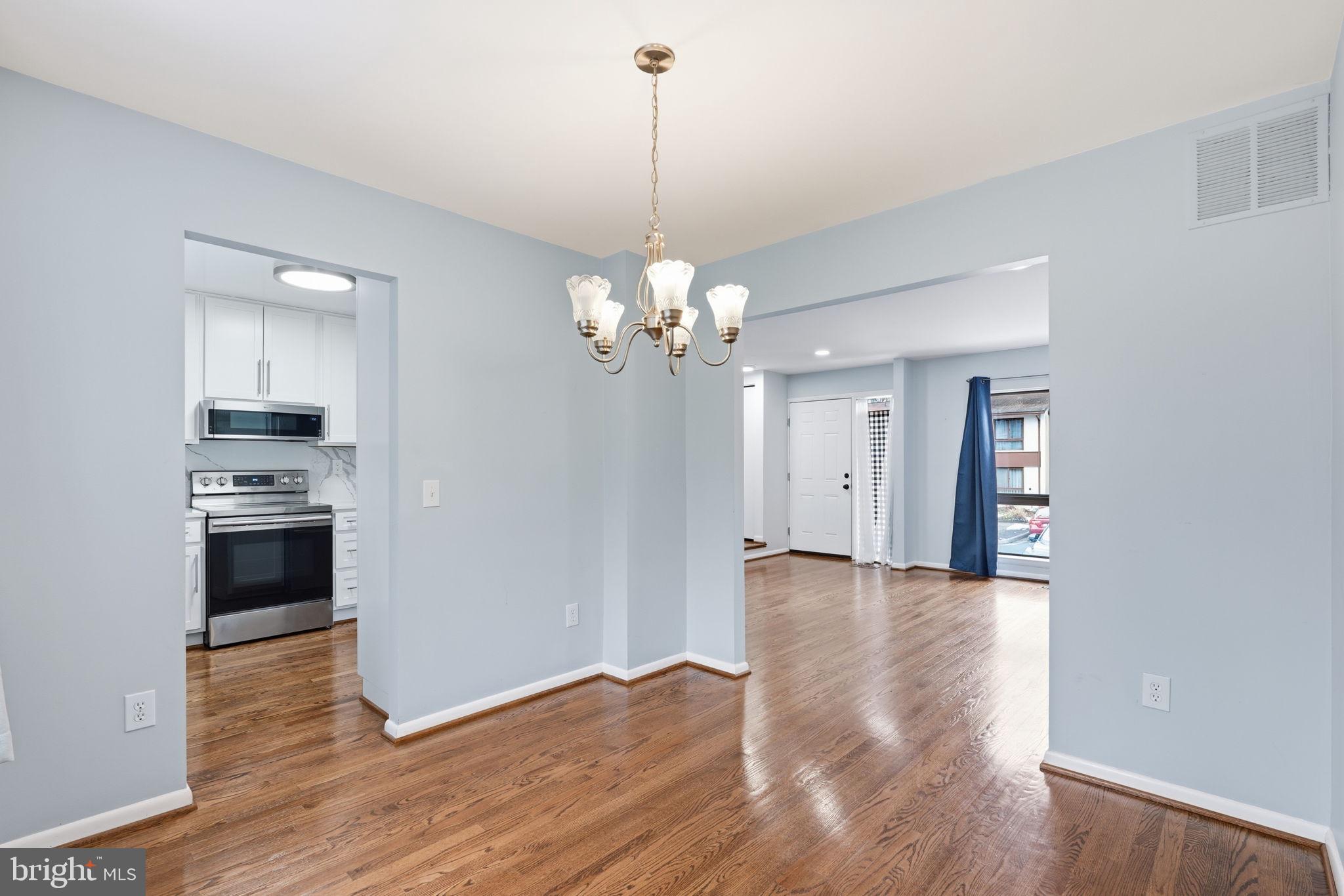11825 Coopers Court Reston, VA 20191 - Photo 8 of 35 Dining Area
