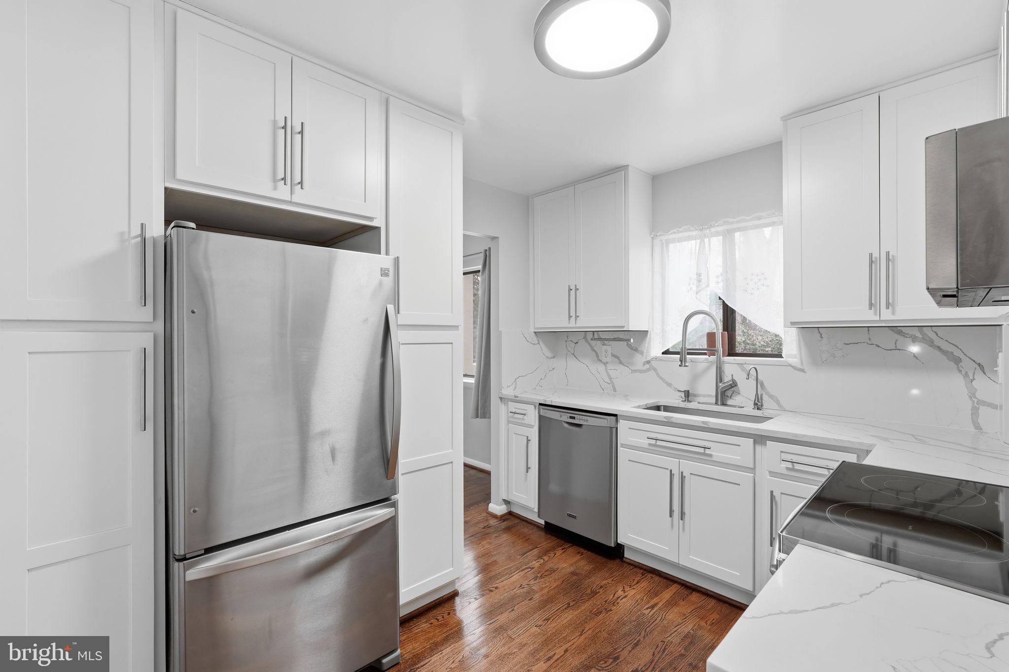 11825 Coopers Court Reston, VA 20191 - Photo 10 of 35 Kitchen with Appliances