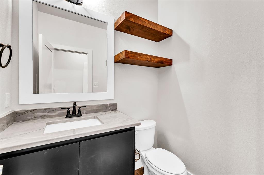 391 Slate Rock Road Ennis, TX 75119 - Photo 15 of 40 half bathroom off kitchen