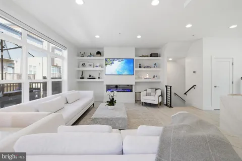$995,000 | 3913 Cranes Bill Court, Rockville, MD 20852
