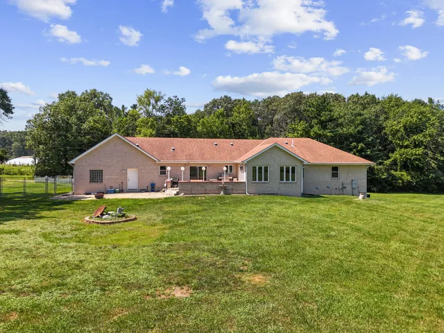 a view of yard with green space