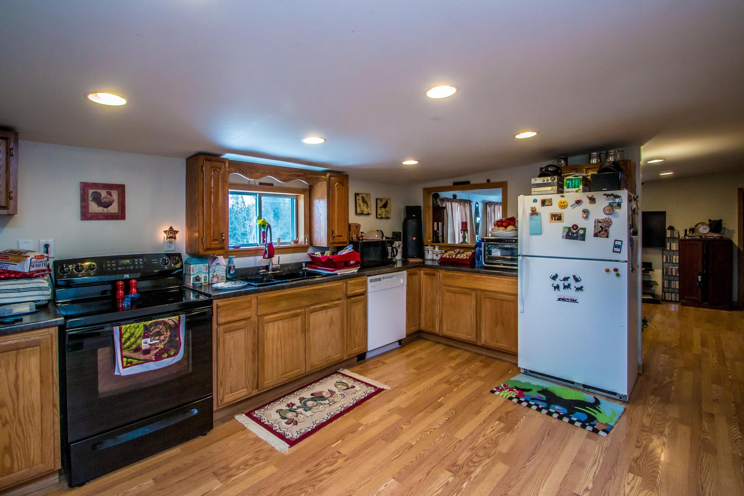 282 Jefferson Road Whitefield, NH 03598 - Photo 5 of 38