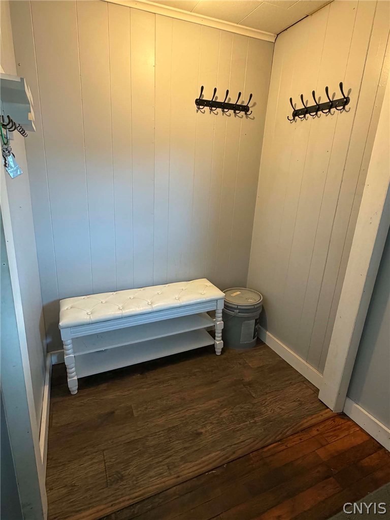 closet/bench area in entry way