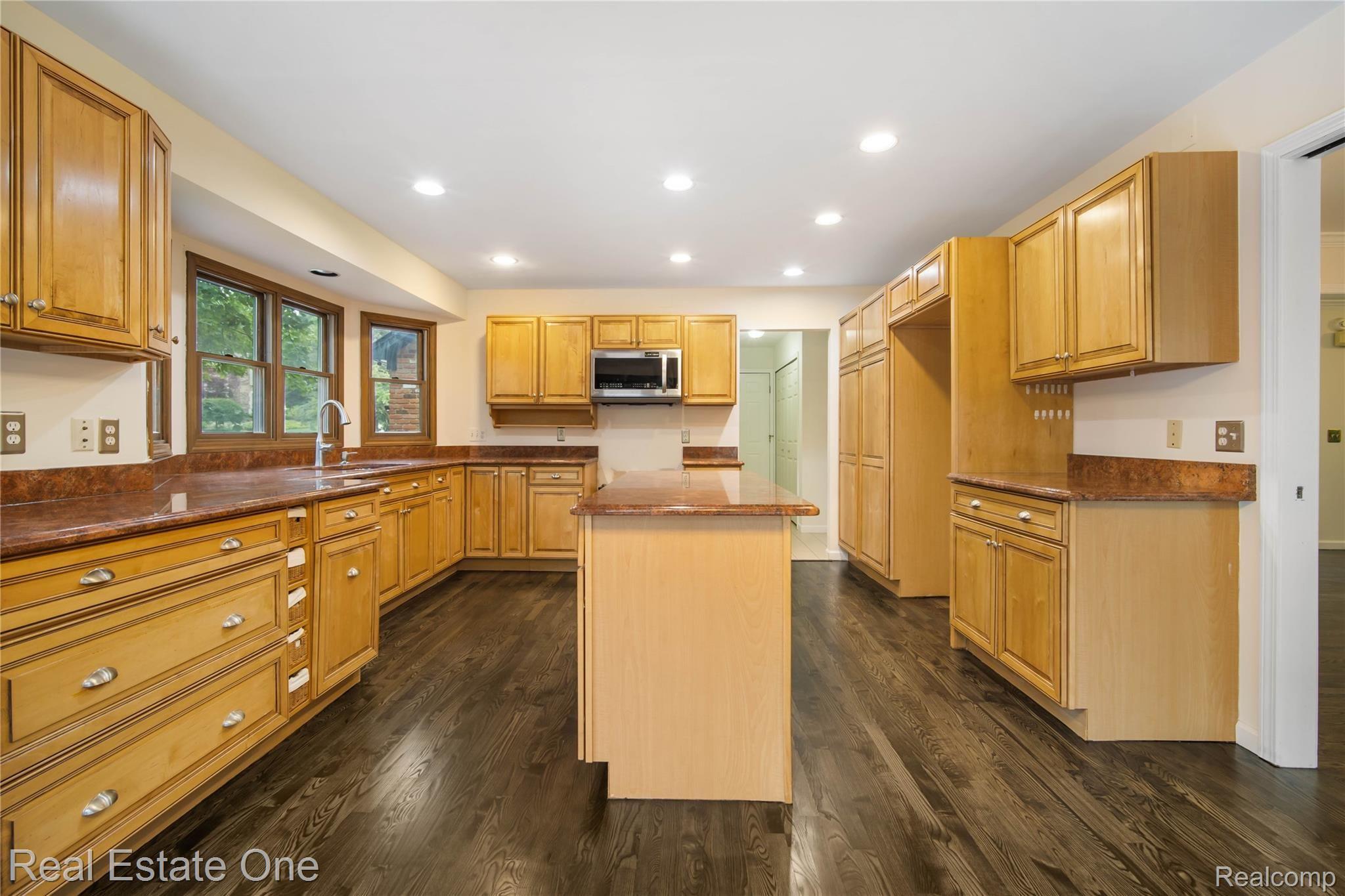 2565 Topsham Drive Rochester, MI 48306 - Photo 12 of 45 IMG_0171.jpg