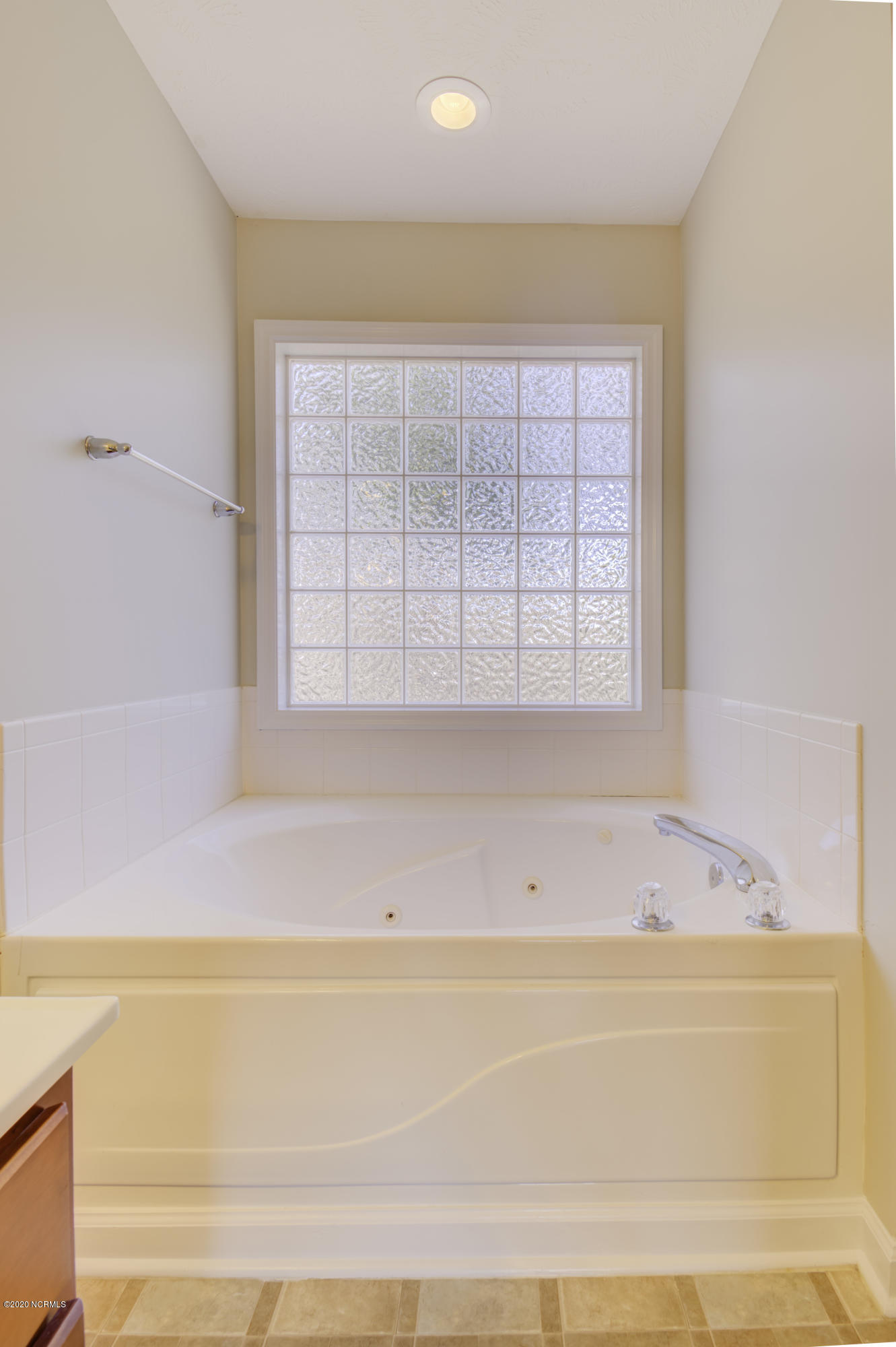 263 Rutherford Way Jacksonville, NC 28540 - Photo 31 of 38 Master garden tub