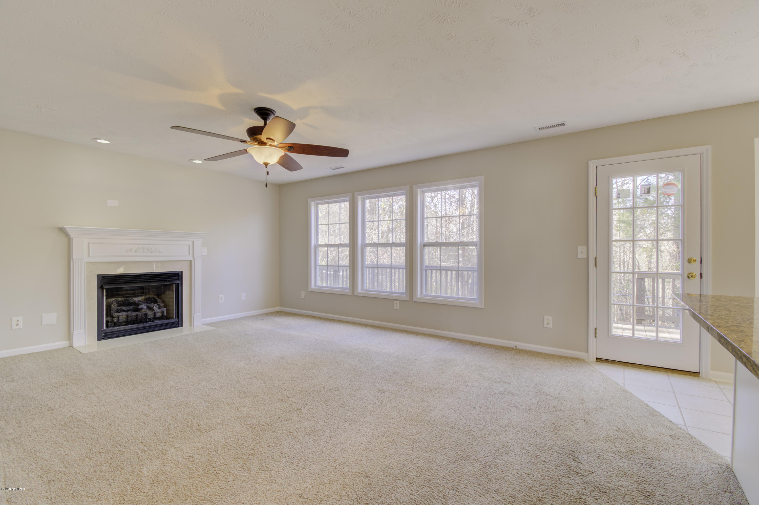 263 Rutherford Way Jacksonville, NC 28540 - Photo 10 of 38 Living room