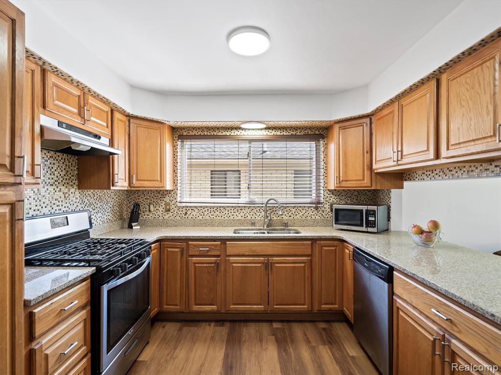 3076 Elmcrest Road Sterling Heights, MI 48310 - Photo 9 of 25