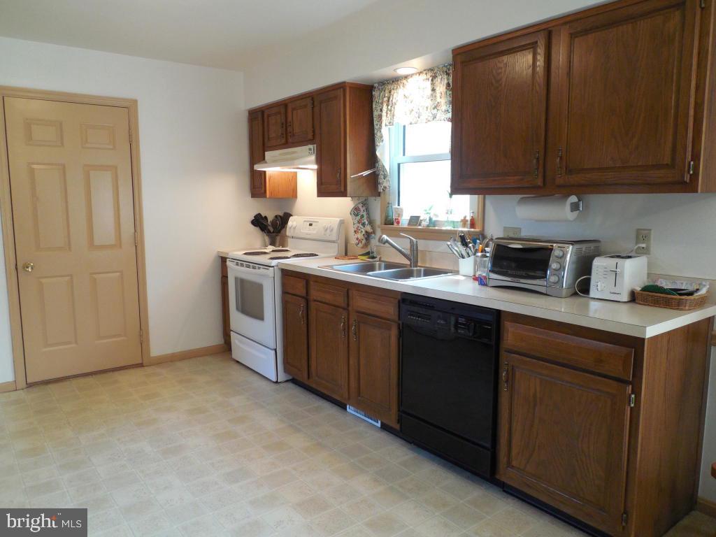 211 Queens Gate Road Lititz, PA 17543 - Photo 2 of 19