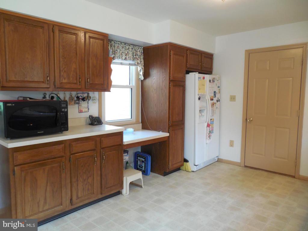 211 Queens Gate Road Lititz, PA 17543 - Photo 3 of 19