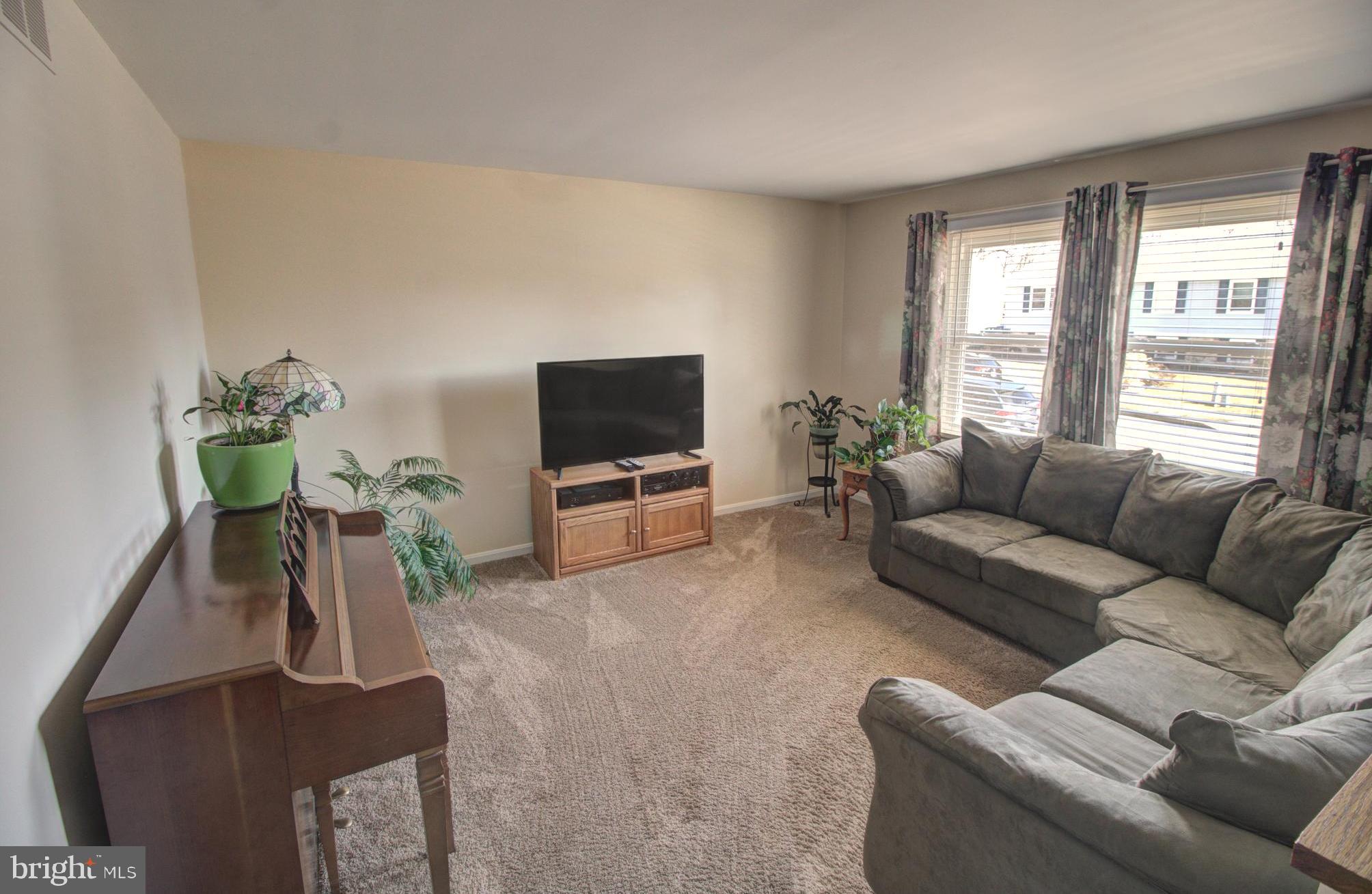 2018 Oak Lodge Road Baltimore, MD 21228 - Photo 8 of 38 Living Room