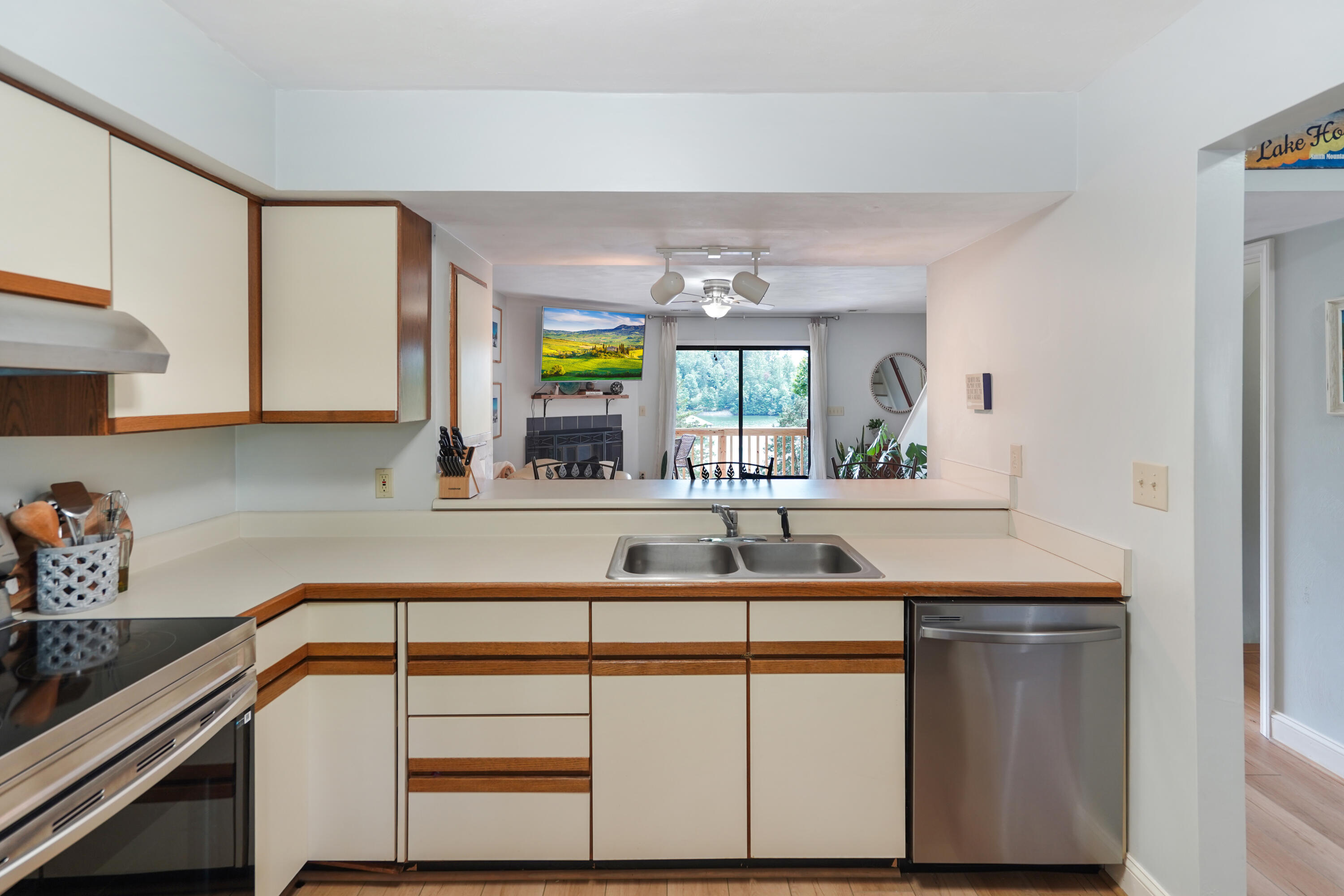 404 Harbor Ridge Drive Goodview, VA 24095 - Photo 10 of 38 Kitchen