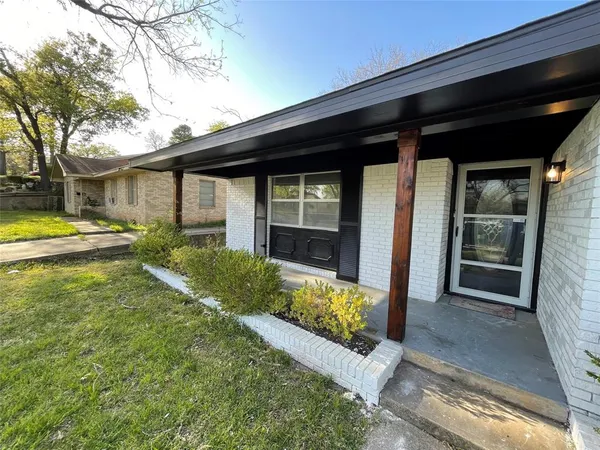 $2,500 | 1501 West Chestnut Street, Denison, TX 75020