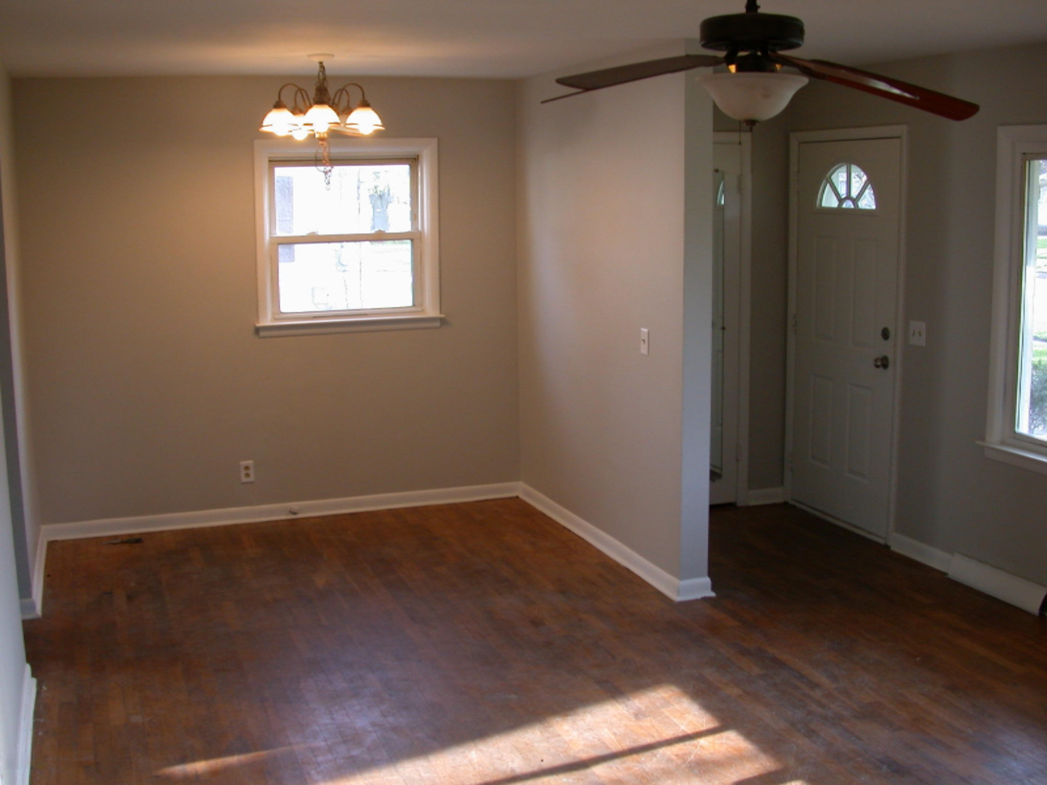 2910 Random Kalamazoo, MI 49004 - Photo 3 of 8 living room