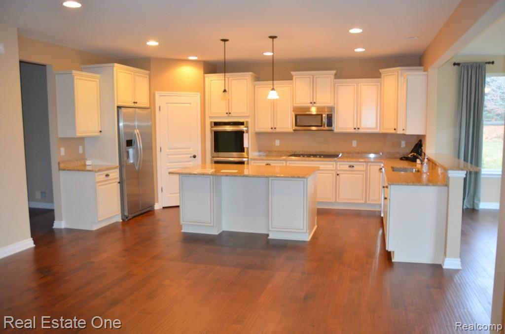 6918 Oakhurst Ridge Road Clarkston, MI 48348 - Photo 19 of 47 KITCHEN