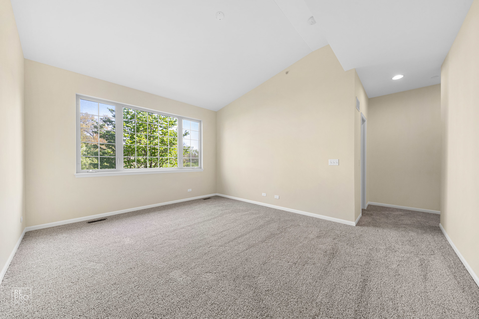 6400 Cunningham Court Gurnee, IL 60031 - Photo 13 of 19 an empty room with windows and closet