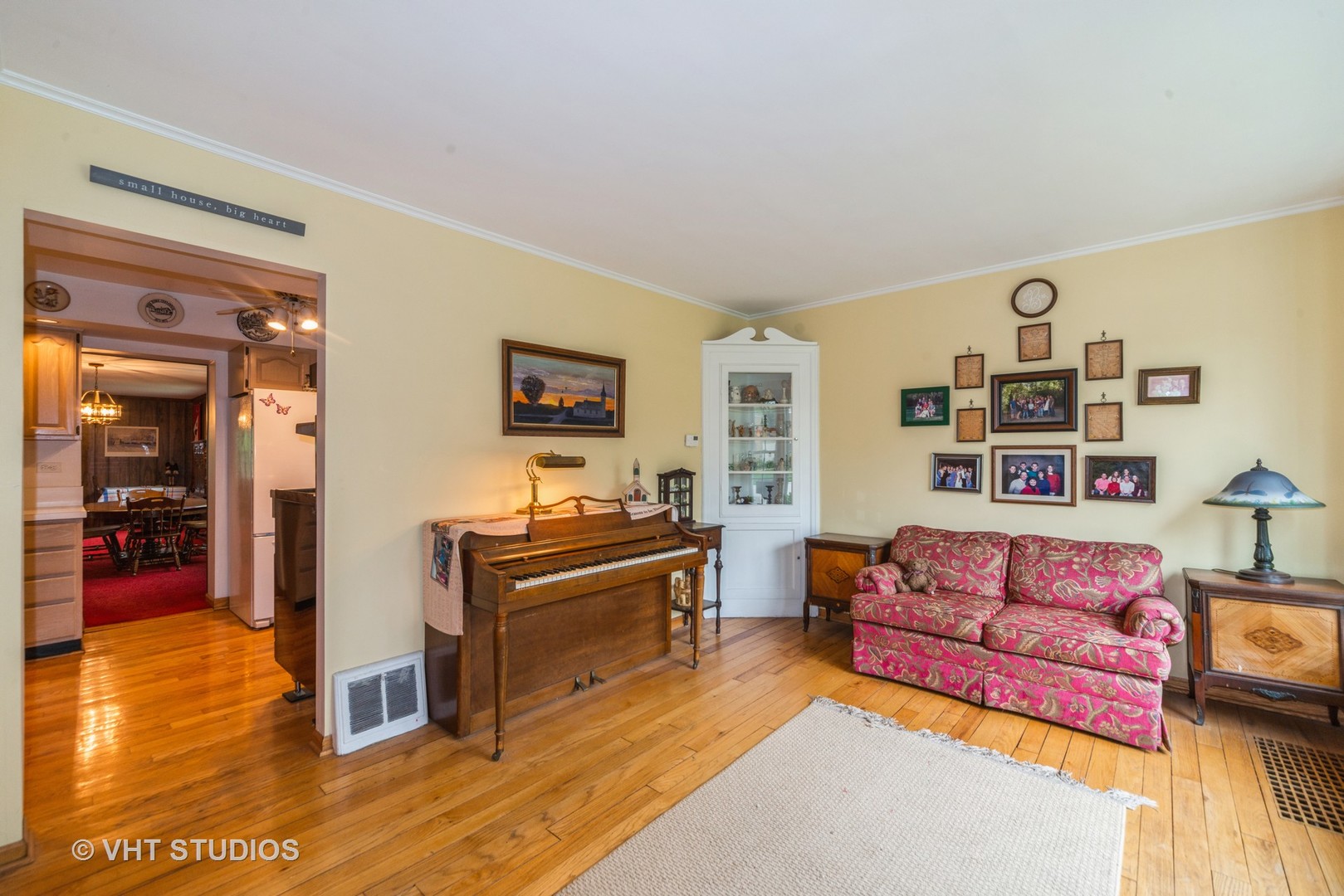 505 Warren Avenue Park Ridge, IL 60068 - Photo 3 of 21 a living room with furniture and a flat screen tv