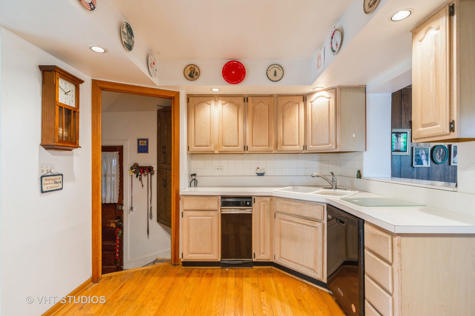 505 Warren Avenue Park Ridge, IL 60068 - Photo 4 of 21 a kitchen that has a sink and a stove in it