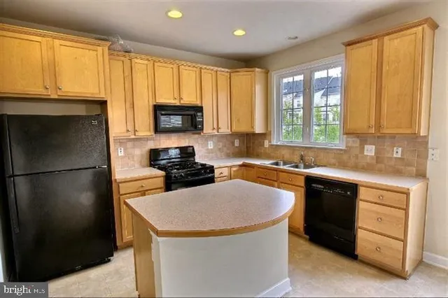 $3,400 | 903 Crestfield Drive, Rockville, MD 20850