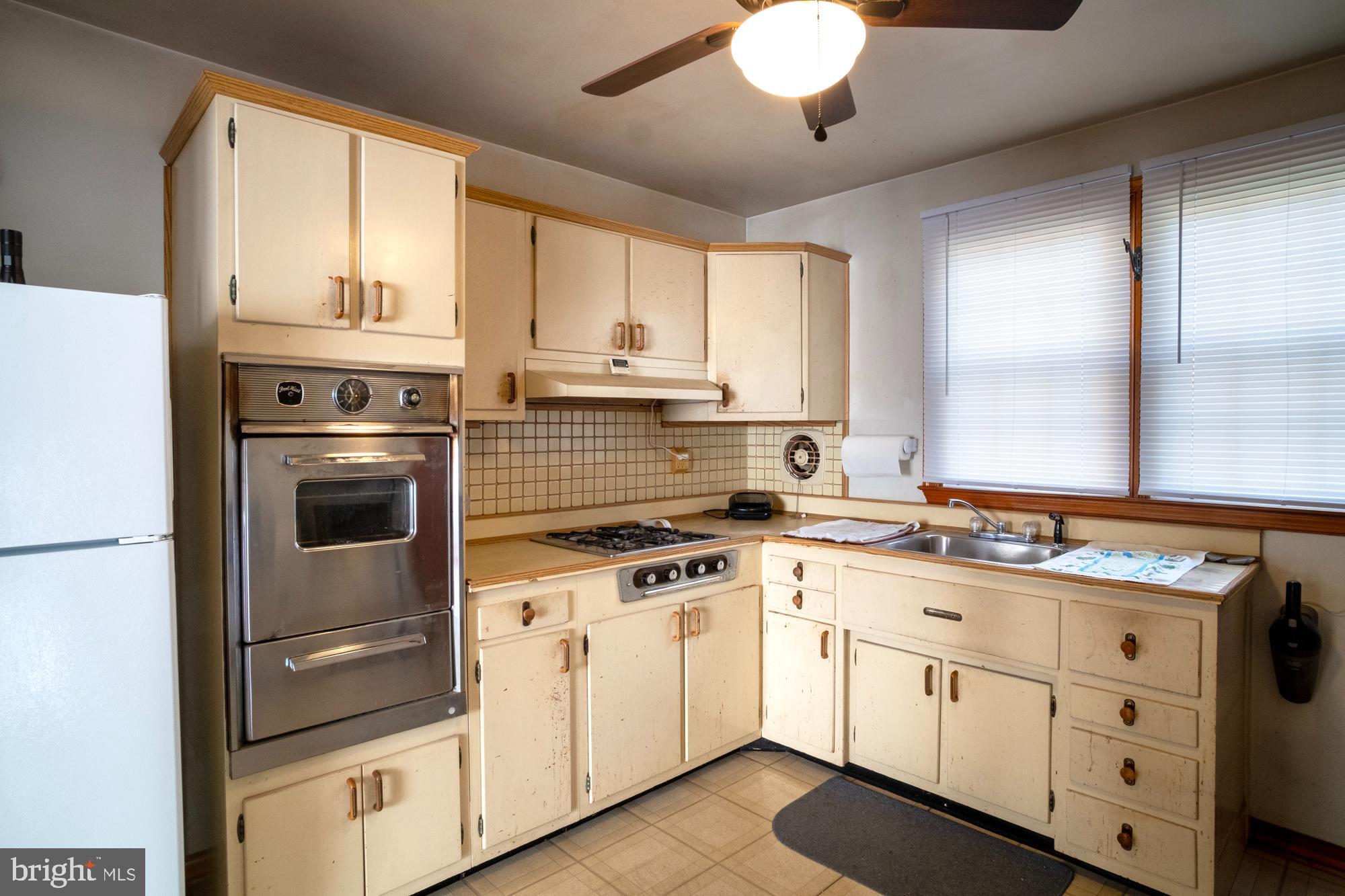 1200 Oakland Terrace Road Baltimore, MD 21227 - Photo 11 of 21 vintage kitchen inviting a modern makeover